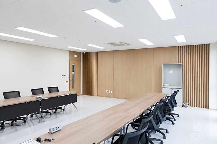 大學多功能教室會議室pvc木紋膜多種拼接方式裝飾效果展示